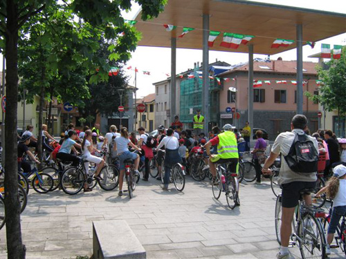 gruppo di appassionati in bicicletta