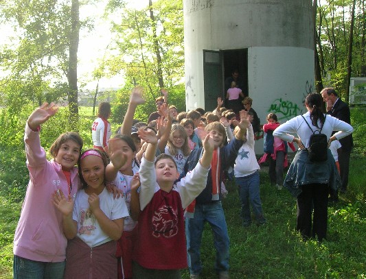 immagine dei bambini all'entrata della torre dell'acquedotto