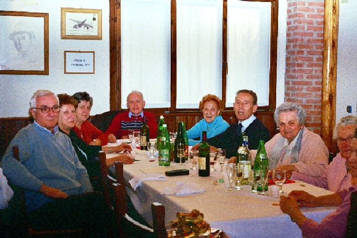 Immagine di un momento di incontro con gli anziani cerianesi