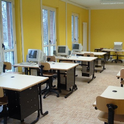 immagine dell'aula per l'informatica scuola elementare