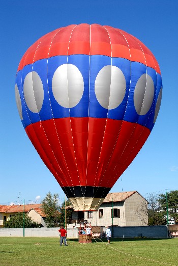 foto della grande mongolfiera all'oratorio di Via San Francesco