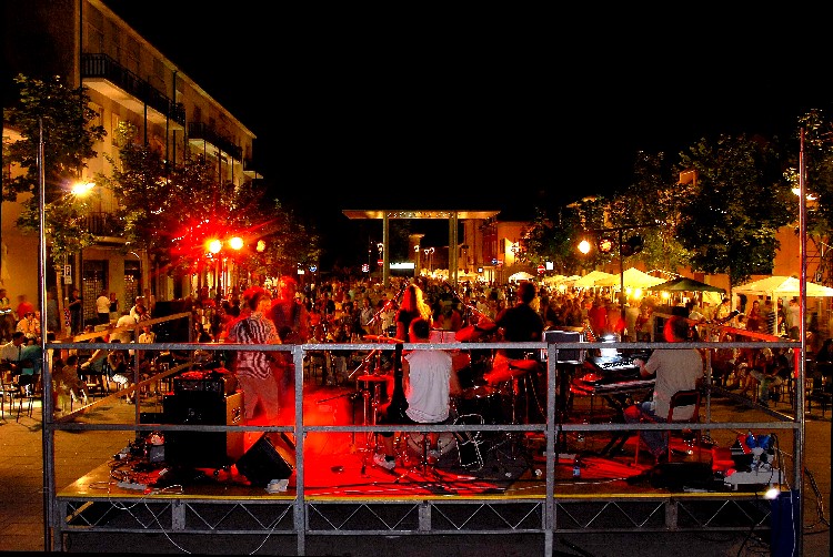Foto di Piazza Diaz durante la notte bianca
