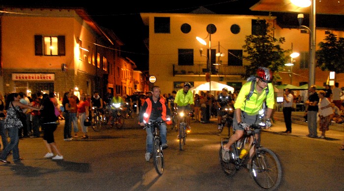 Foto di Piazza Diaz con la partenza dell'escursione notturna inbici