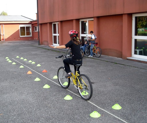 Foto di una studentessa in bicicletta