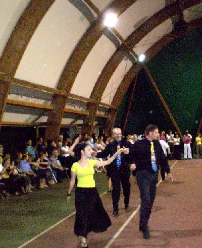 Immagine del ballo durante la manifestazione del Club Tennis Ceriano
