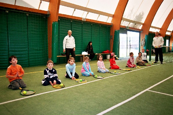Immagine di bambini in eta' prescolara al Clun Tennis Ceriano
