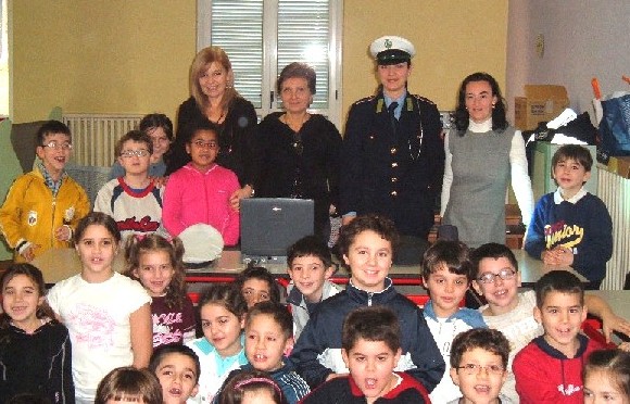 immagine del gruppo di classe: bambini, insegnanti e Polizia Locale di Ceriano Laghetto