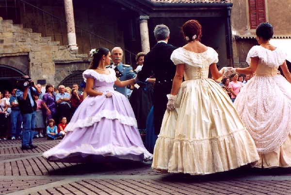 Immagine dei ballerini in costume ottocentesco
