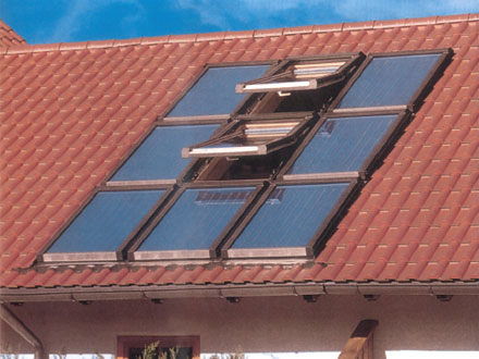 Foto di un tetto con dei pannelli solari