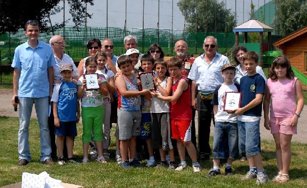 Foto di gruppo dei bambini, di alcuni volontari del Pedibus e dell'Assessore all'ambiente Alberto Giudici