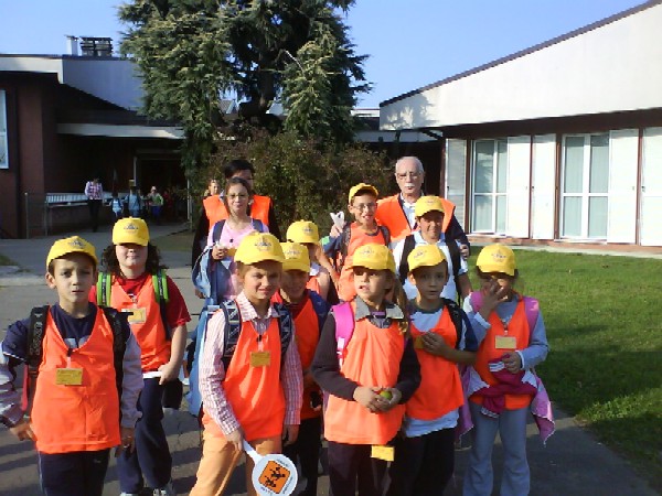 Foto della linea gialla del pedibus, con i ragazzi e gli accompagnatori volontari