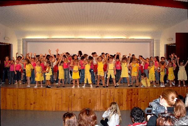 Foto di tutte le piccole danzatrici sul palco del Teatro Don Robbiati
