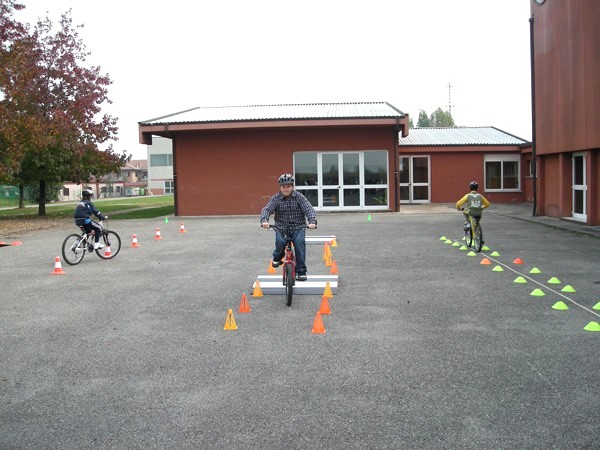 Foto di una esercitazione pratica di educazione stradale