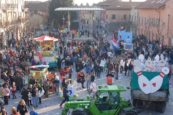 Immagine della sfilata di carnevale in Piazza Diaz