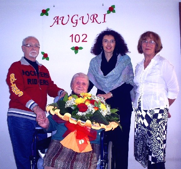 Foto di Chiara Basilico festeggiata per i 102 anni