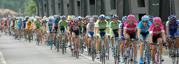 Foto dei ciclisti in gruppo al Giro d'Italia