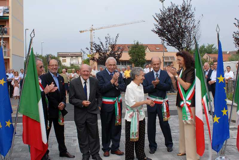 Foto del taglio del nastro all'inaugurazione della Via Peppino Caimi