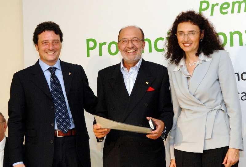 Foto della premiazione l'Assessore all'attuazione di Monza e Brianza Gigi Ponti, il Professor Antonio Silva e il Sindaco Ferrario