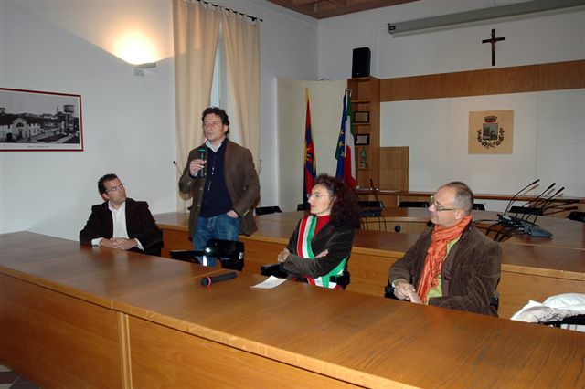 Foto in cui compaiono l'Assessore Basilico, l'Assessore Provinciale Ponti, il Sindaco Ferrario e il console Giovannucci