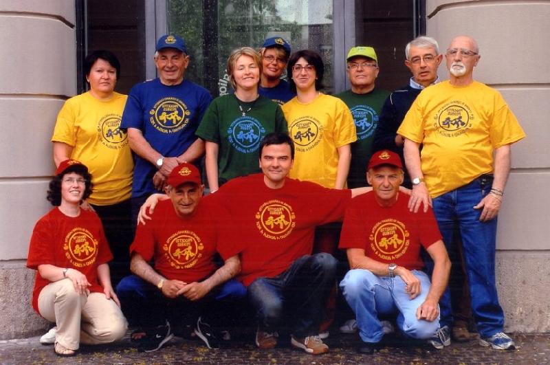 Foto di gruppo dei volontari del pedibus con al centro l'Assessore Alberto Giudici