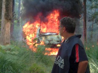 Foto dell'incendio di un'auto
